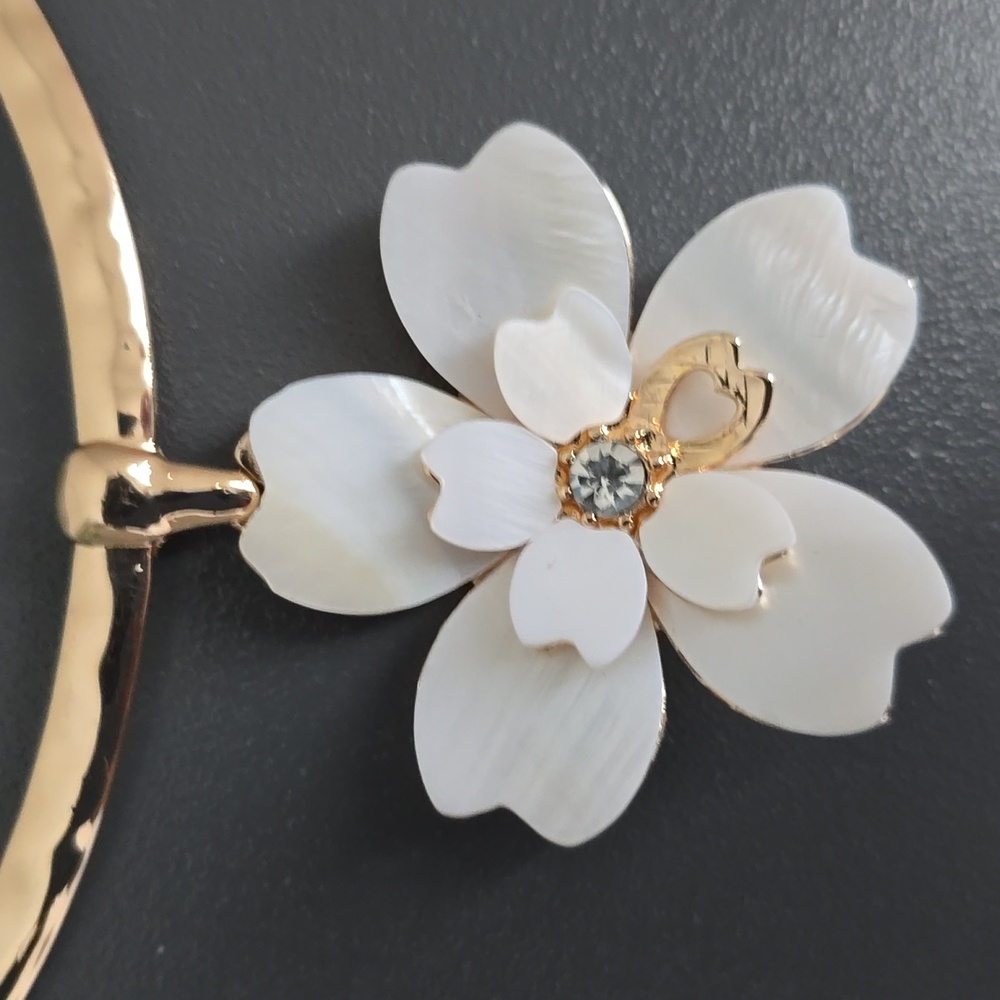 Bella & Jack Shell Flower Necklace NWT 18"